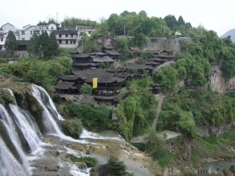 一座掛在瀑布上的古鎮，水靈地靈芙蓉鎮