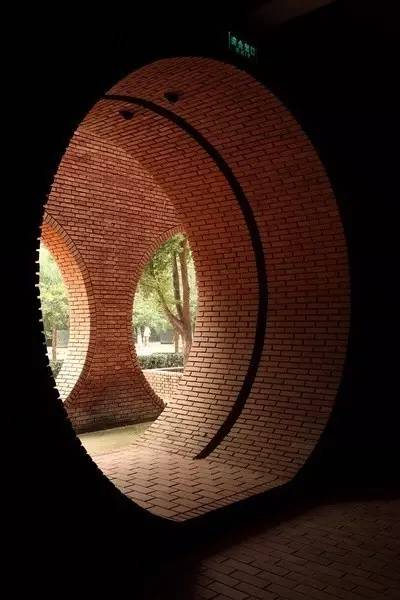 紅磚的建筑藝術，每一張紅磚墻都可以拿去做紅