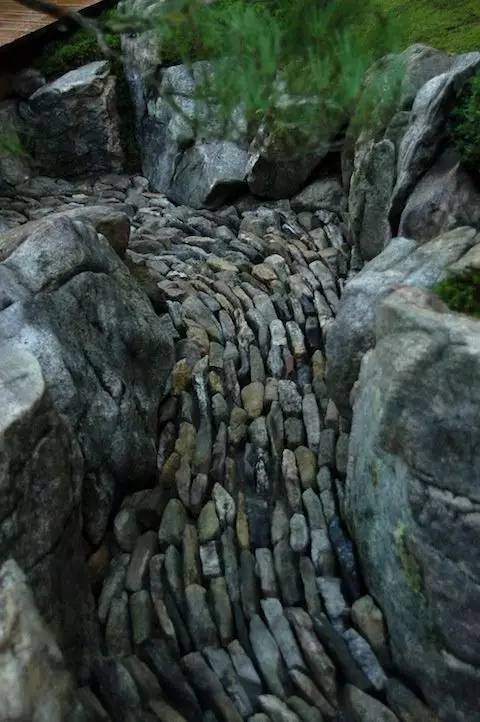 園林景觀設計中的一條漂亮旱溪
