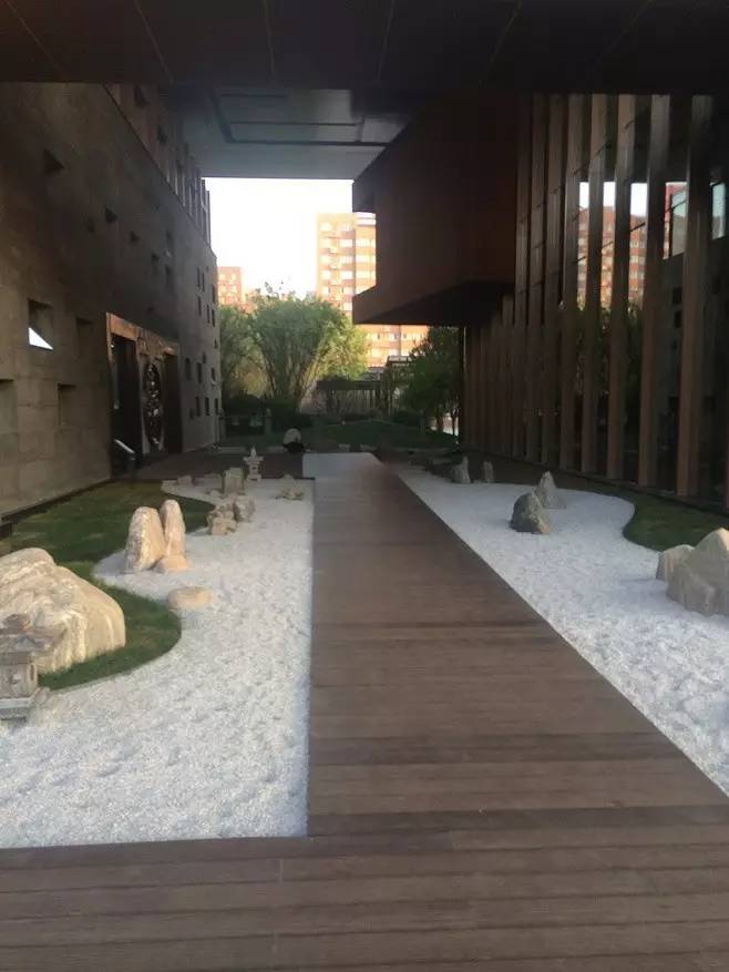 園林景觀設計中的一條漂亮旱溪