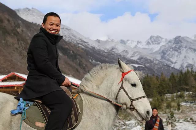 光和云朵·雪寶頂，喂馬劈柴看盡四季繁華