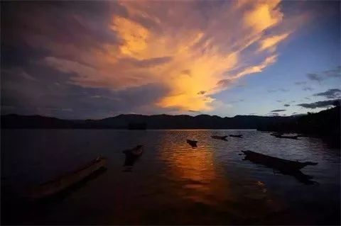 瀘沽湖·野火集，時光匆忙別錯過年輕的瘋狂