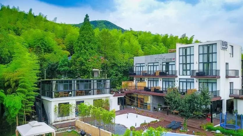 木葉夏民宿，云天收夏色木葉動秋聲