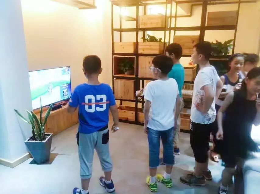 木葉夏民宿，云天收夏色木葉動秋聲