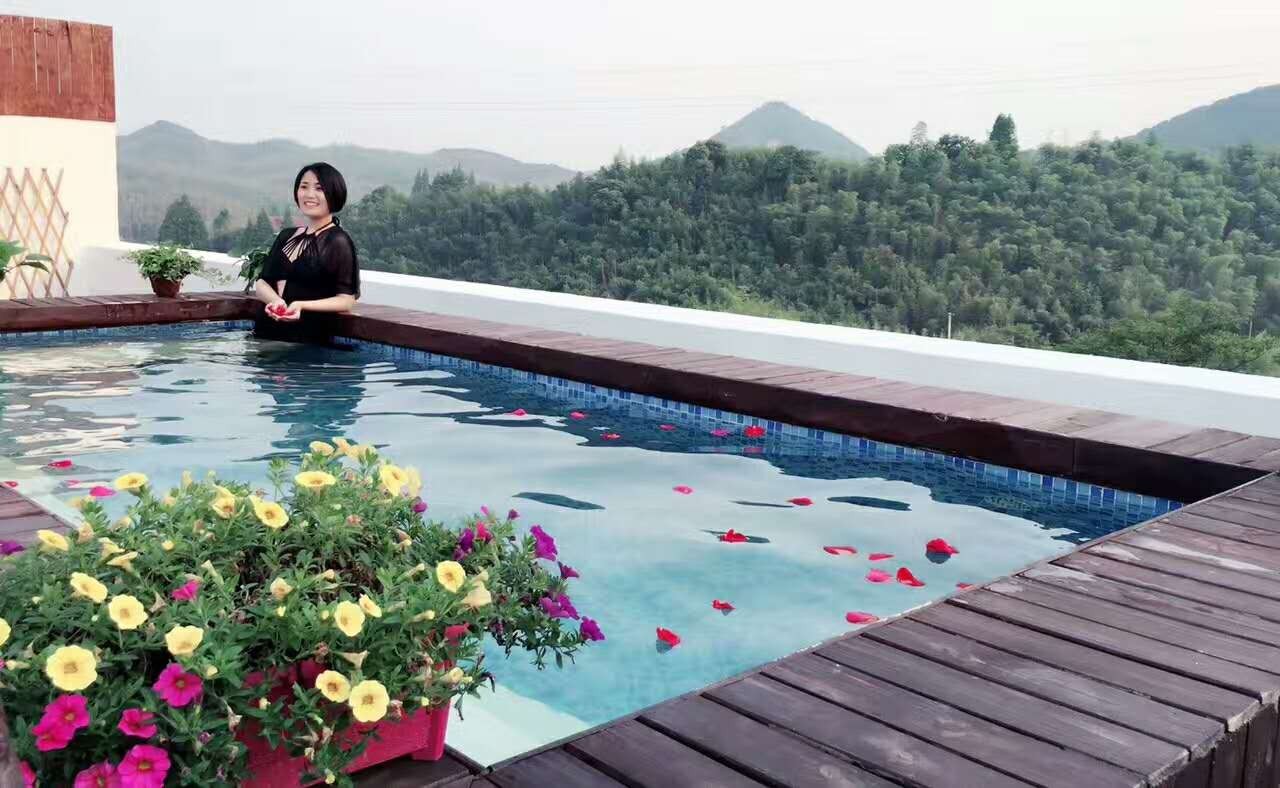 木葉夏民宿，云天收夏色木葉動秋聲