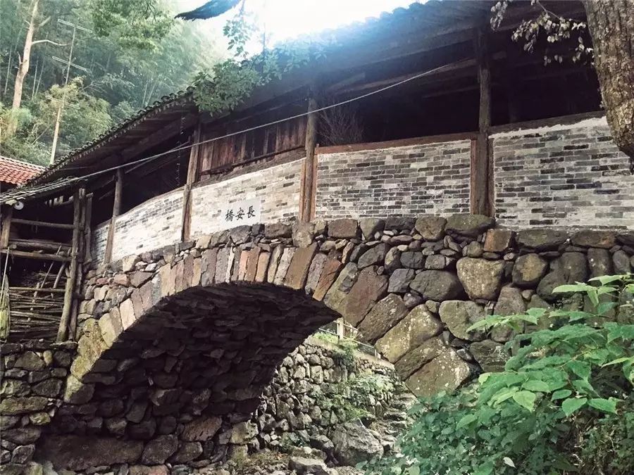 棲霞山居,溪流環繞在古村落捕魚看霞光