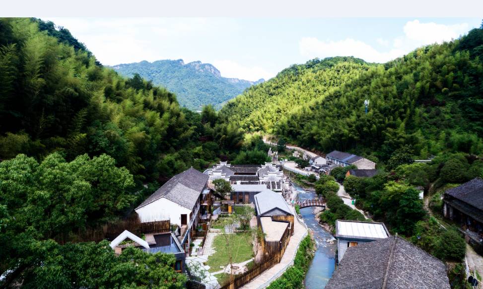 棲霞山居，溪流環繞在古村落捕魚看霞光