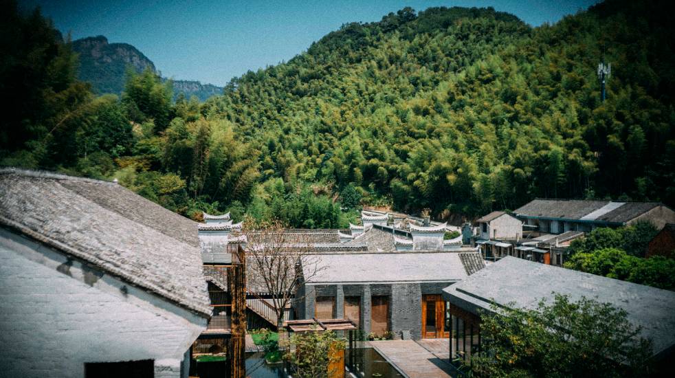 棲霞山居，溪流環繞在古村落捕魚看霞光
