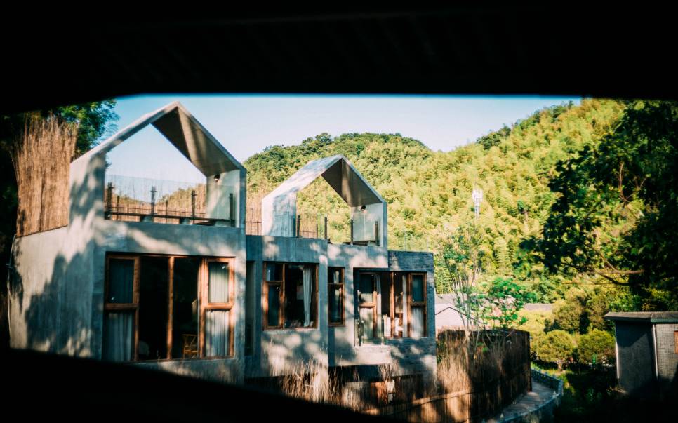 棲霞山居,溪流環繞在古村落捕魚看霞光