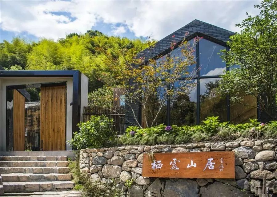 棲霞山居，溪流環繞在古村落捕魚看霞光