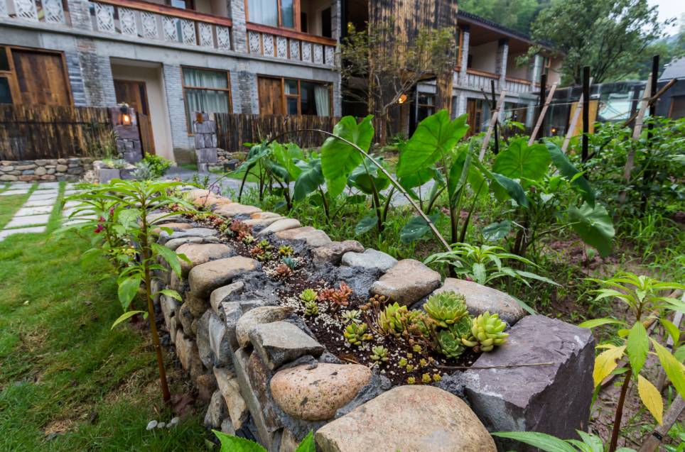 棲霞山居,溪流環(huán)繞在古村落捕魚看霞光