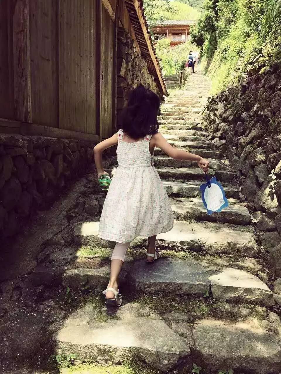 如隱·小佐居，半入溪水半入云