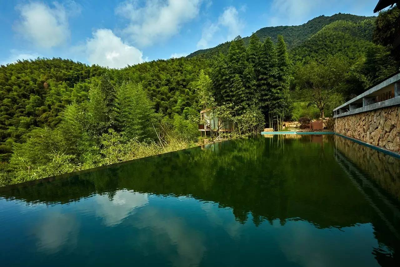 山中傳奇，800米高山無邊泳池