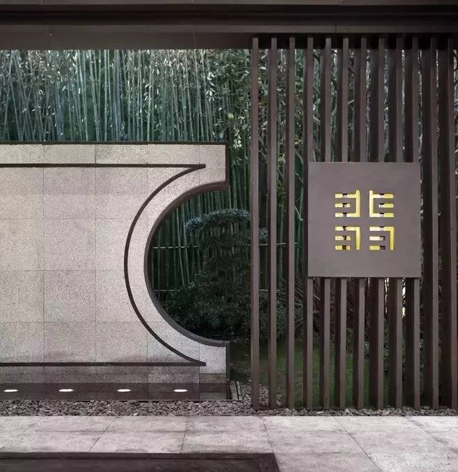 院中的屏風如溫婉的女子，恬靜優雅