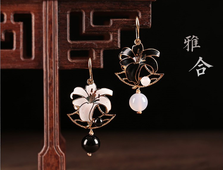 黑白百合花耳環，優雅曼妙的首飾!