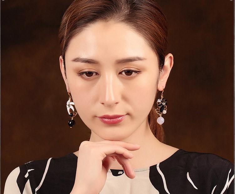 黑白百合花耳環，優雅曼妙的首飾!