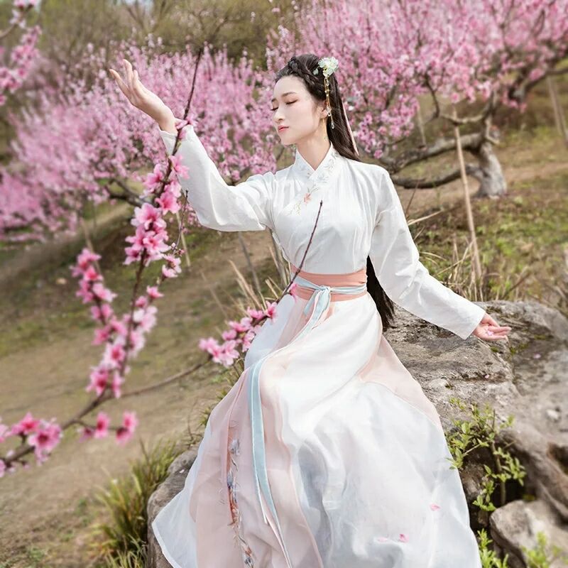 仙女縹緲漢服，且看韶華傾負