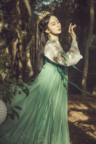 齊胸襦裙漢服，仙女蓮花荷葉刺繡裙