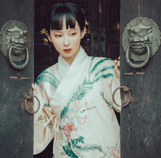 交領(lǐng)襖裙?jié)h服，改良琵琶袖馬面裙