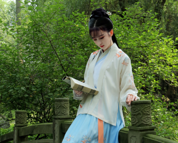 傳統漢服褙子褶裙，宋制繡花楓葉裙
