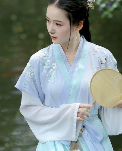 淺交領(lǐng)半臂雙鶴刺繡，改良漢服襦裙