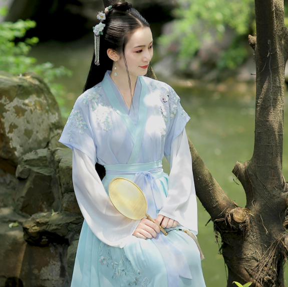 淺交領(lǐng)半臂雙鶴刺繡，改良漢服襦裙