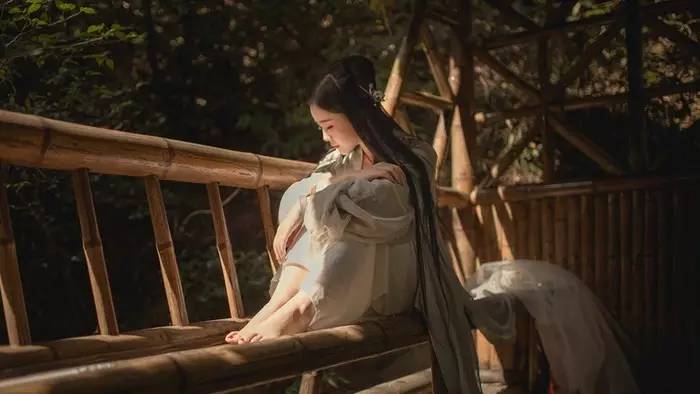 華裳佳人，著漢服踏春而行