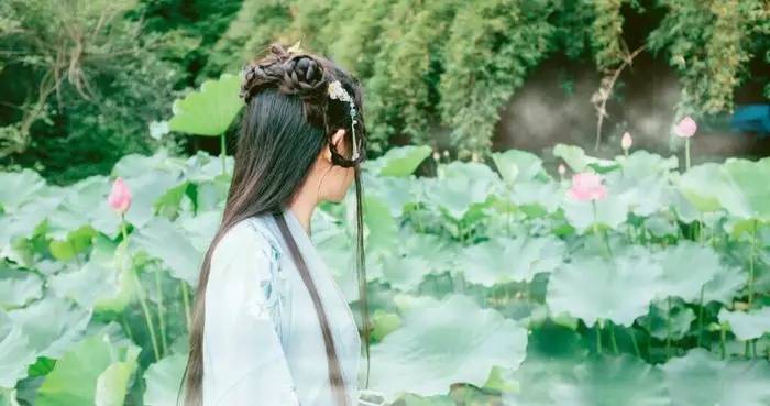 華裳佳人，著漢服踏春而行