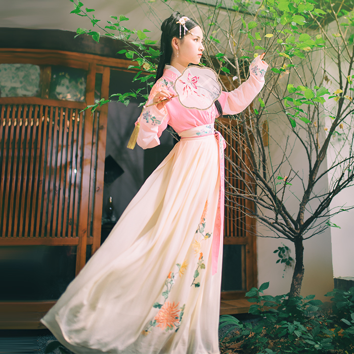 淺色交領(lǐng)半臂漢服，清風拂面若縹緲如仙漢服