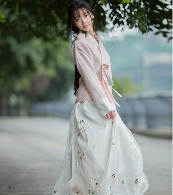 復古漢元素繡花漢服，交領漢服美女圖片