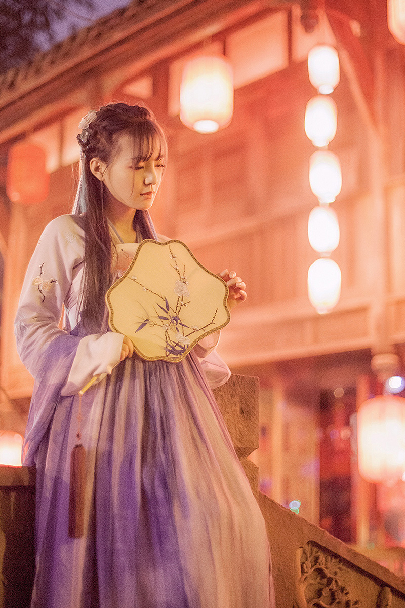 齊胸古風繡花裙漢服，清新淡雅漢服圖片
