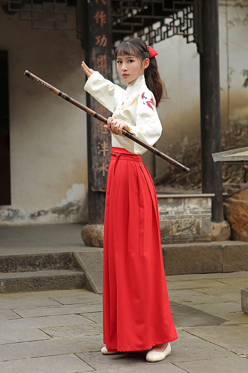 古風俠女漢服，龍紋羿射中國紅漢服