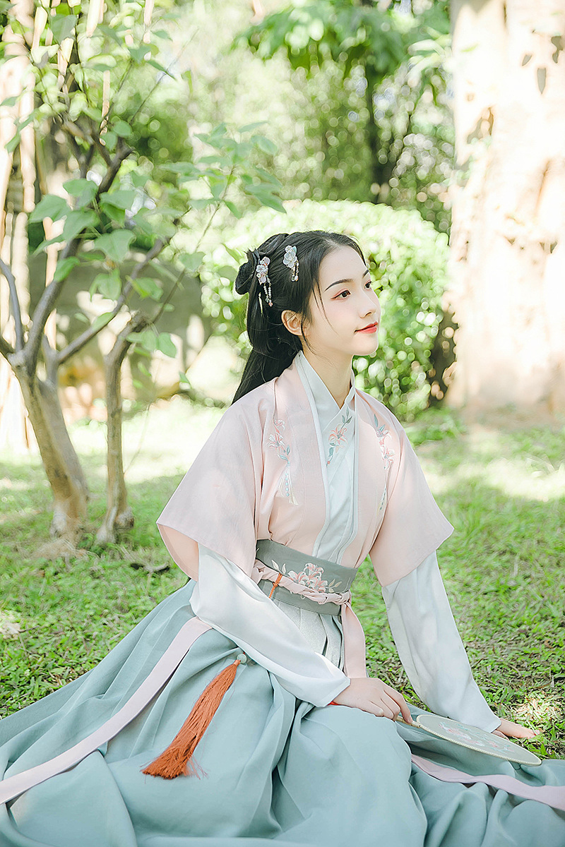鈴瑤花齊腰襦裙漢服，小清新花枝刺繡漢服圖片