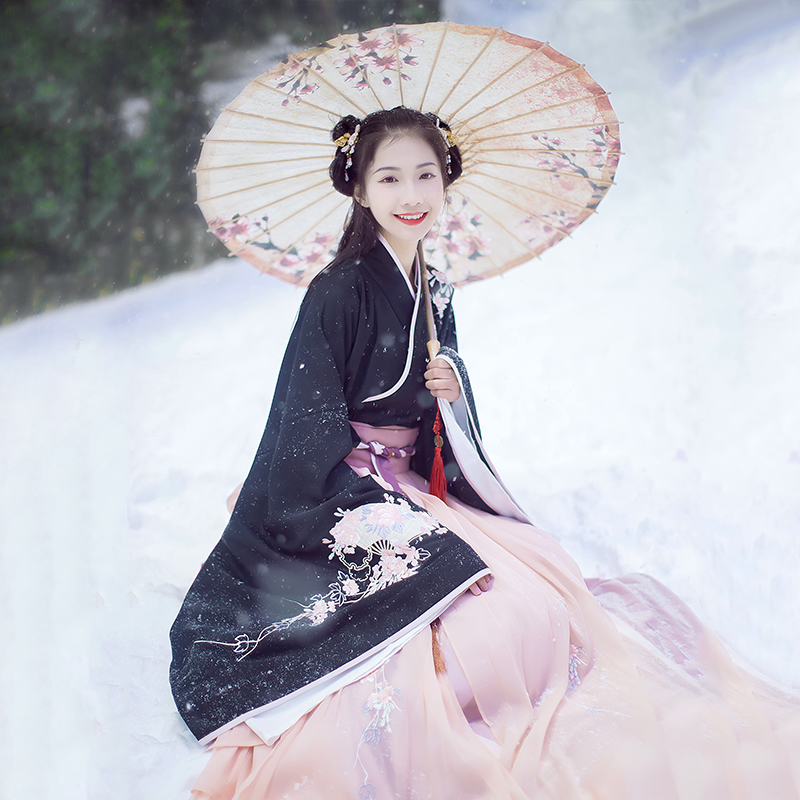 折扇刺繡大袖交領襦裙?jié)h服，端莊牡丹繡花漢服