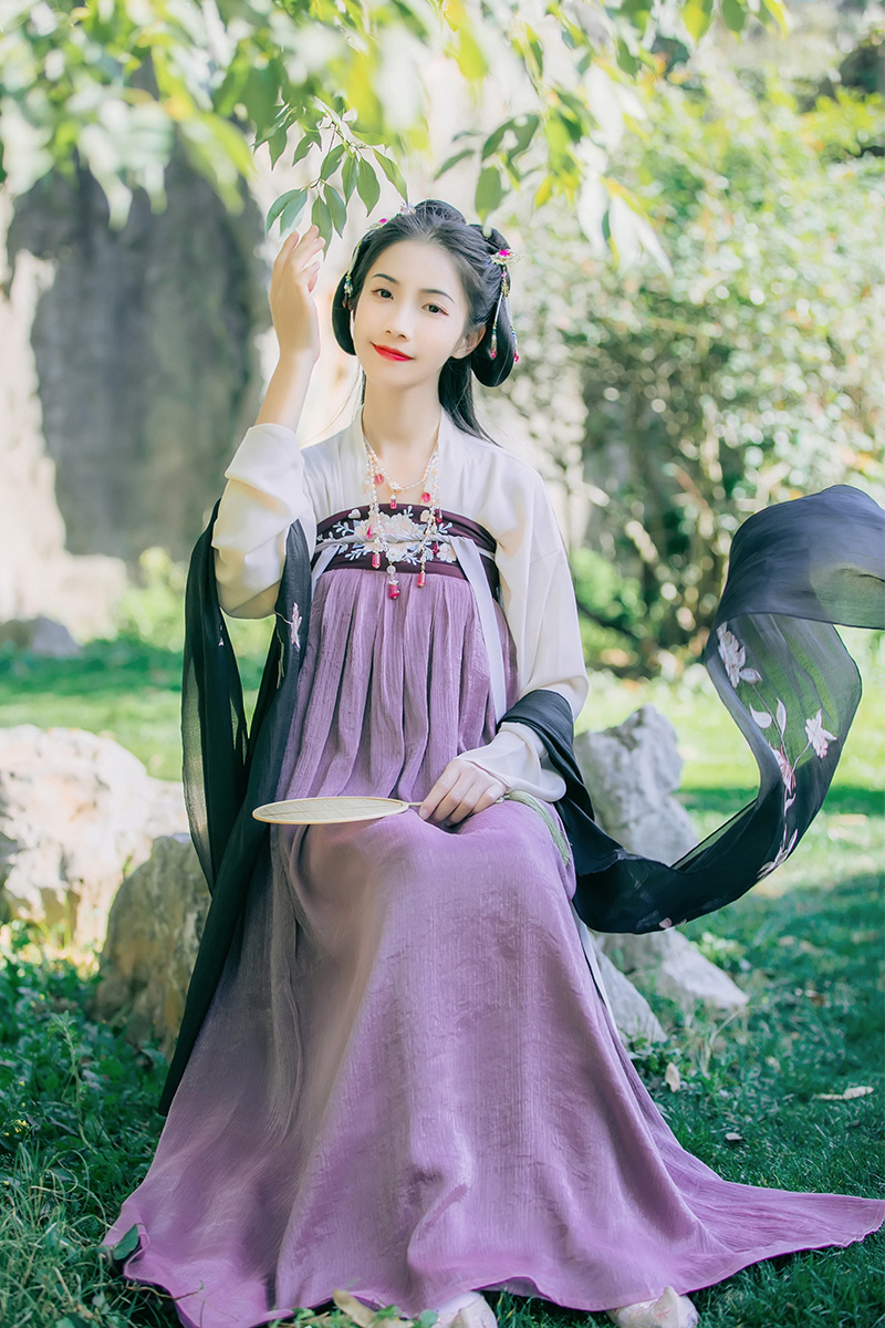 靈動紫色齊胸襦裙漢服，淡雅花朵刺繡漢服圖片