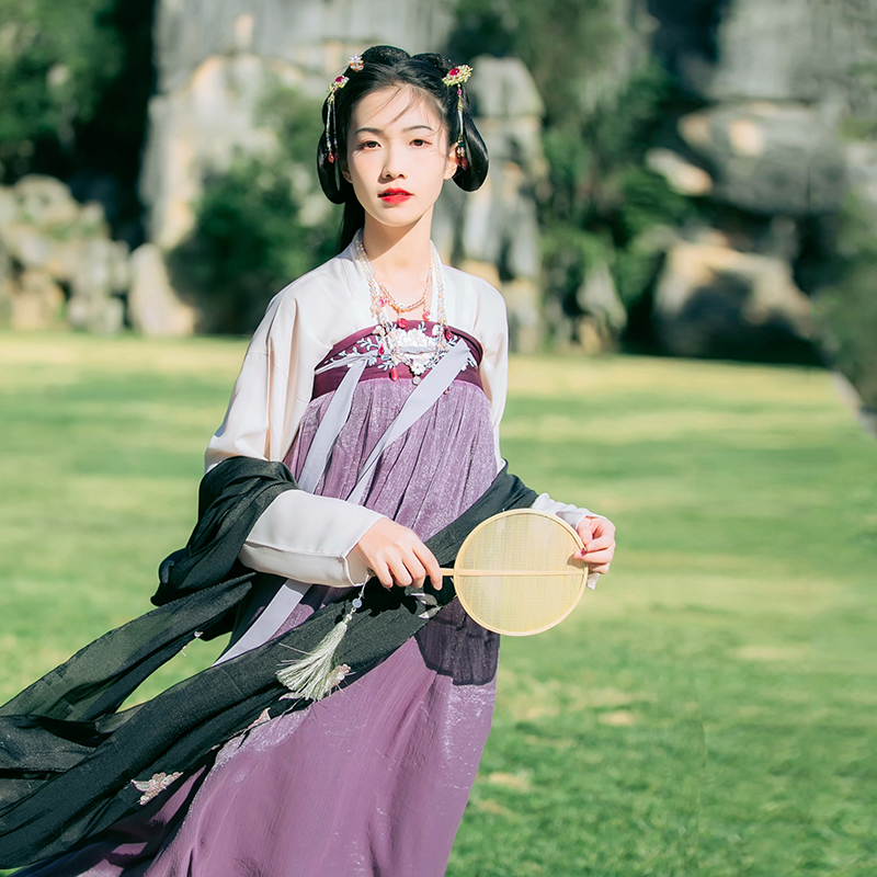 靈動紫色齊胸襦裙漢服，淡雅花朵刺繡漢服圖片
