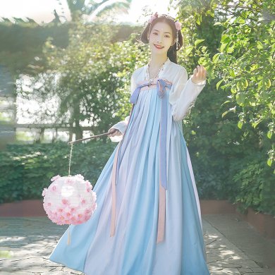 杏花林齊胸襦裙漢服，清新配色花朵漢服圖片