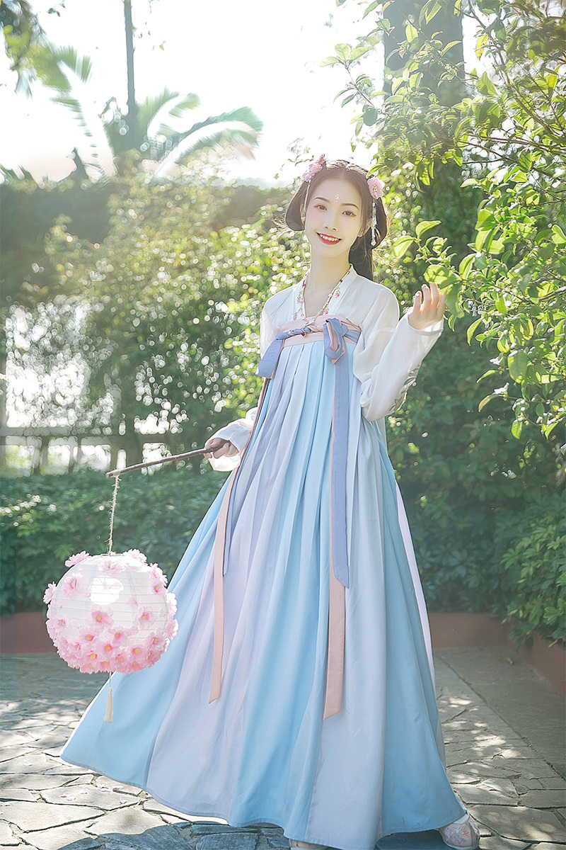 杏花林齊胸襦裙漢服，清新配色花朵漢服圖片