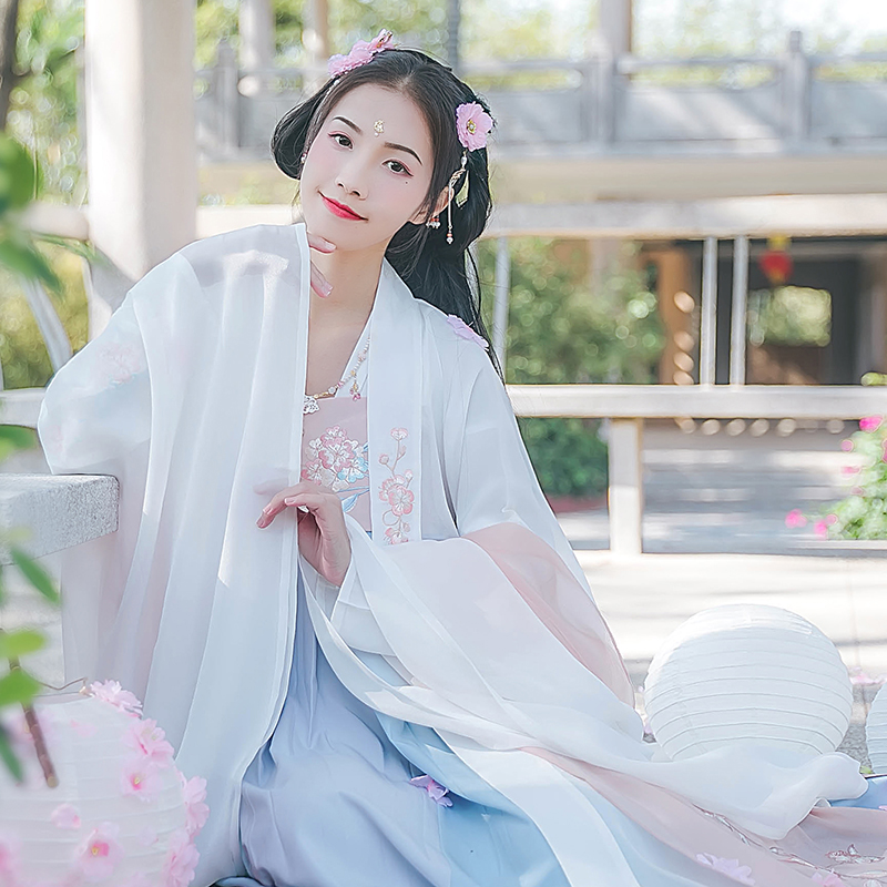 杏花林齊胸襦裙漢服，清新配色花朵漢服圖片