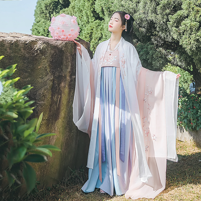 杏花林齊胸襦裙漢服，清新配色花朵漢服圖片