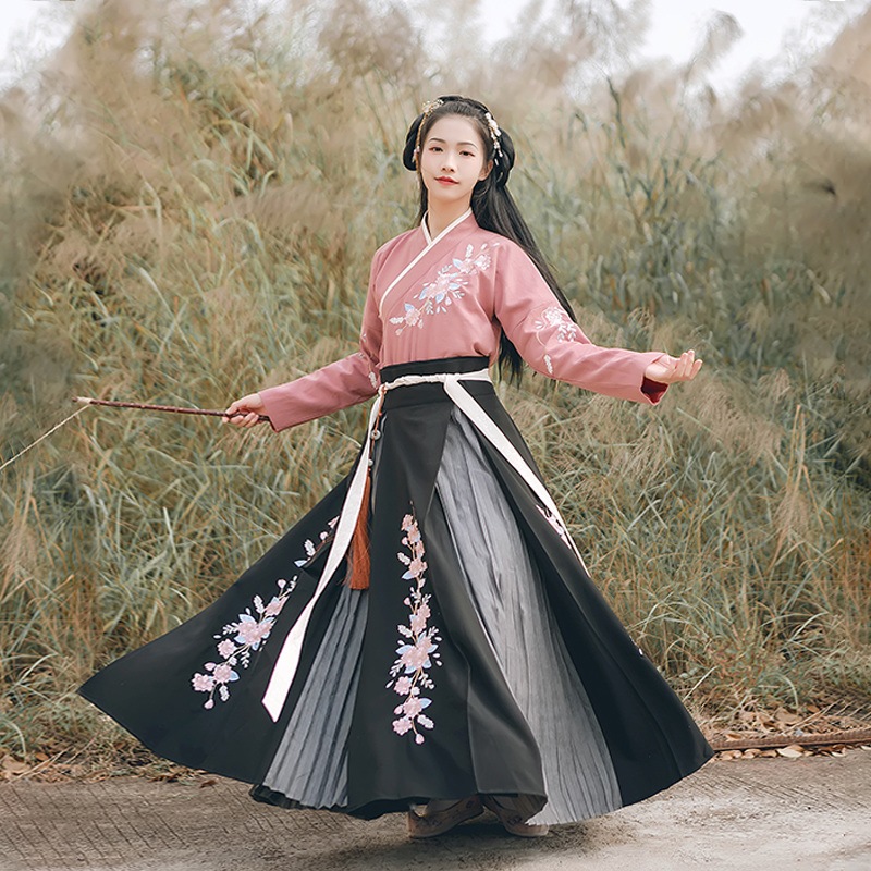 花團錦簇交領襦裙漢服，褶裙團花刺繡漢服圖片
