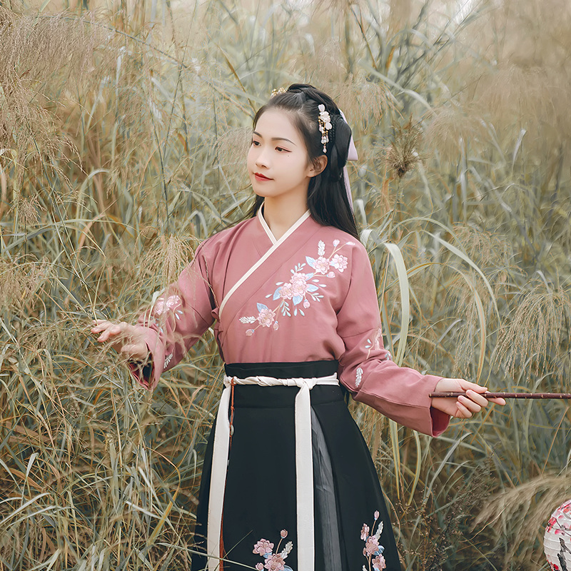 花團錦簇交領襦裙漢服，褶裙團花刺繡漢服圖片