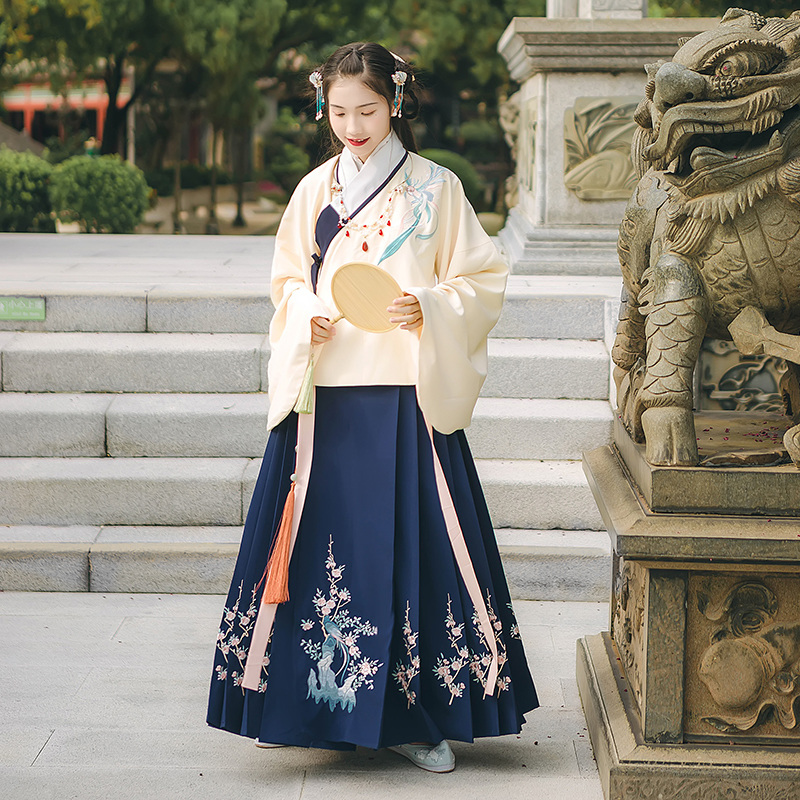 寒梅山石靈鳥繡花漢服，藏藍色傳統漢服