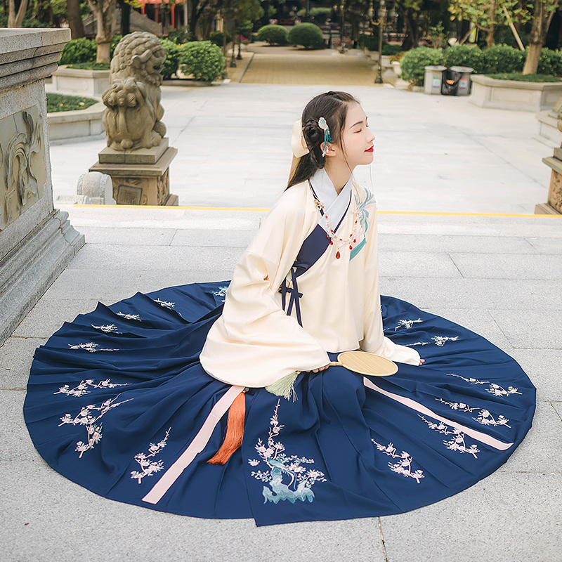 寒梅山石靈鳥繡花漢服，藏藍色傳統漢服