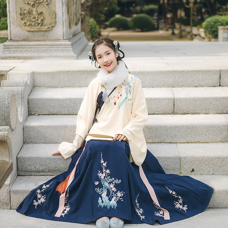寒梅山石靈鳥繡花漢服，藏藍色傳統漢服