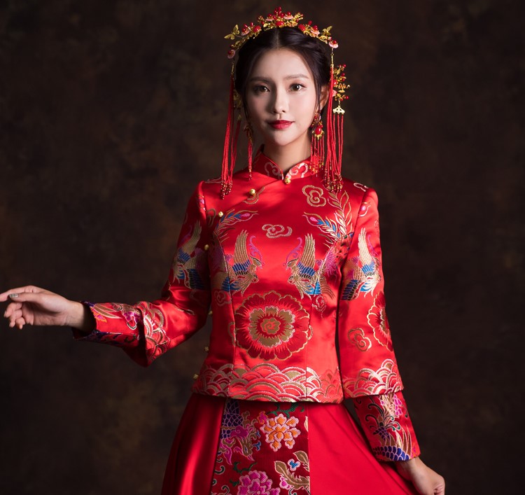 鳳戲牡丹圖案新娘結婚禮服，優雅唯美中式禮服