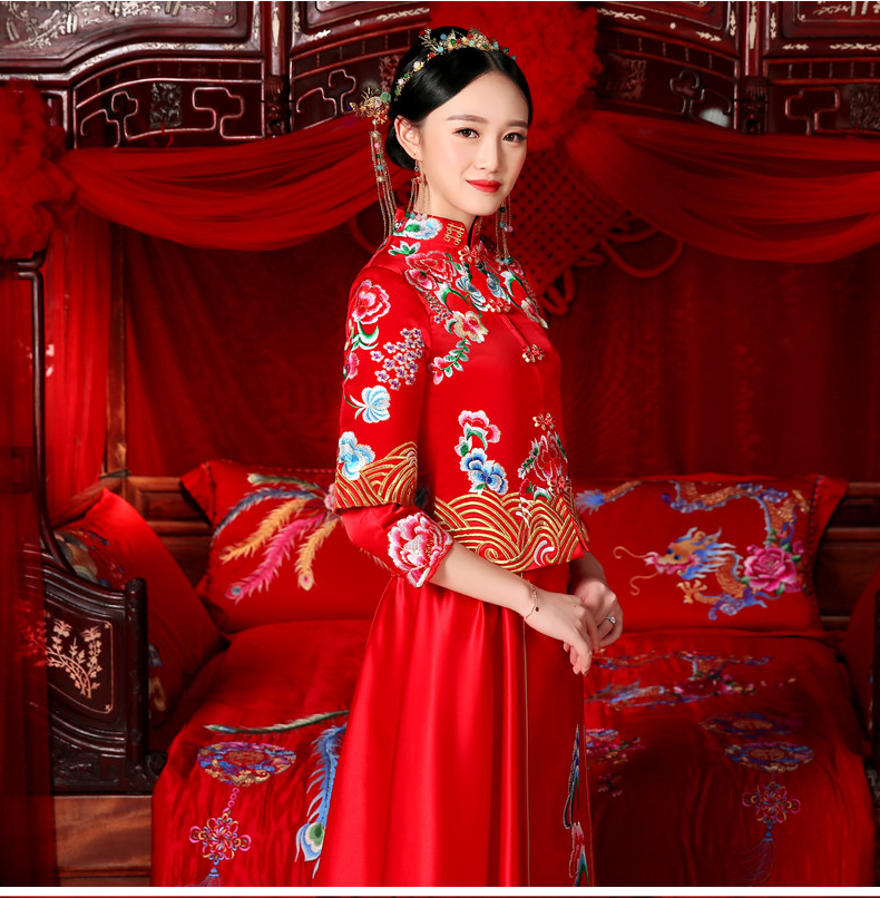 花團(tuán)錦簇中式禮服，新娘結(jié)婚禮服