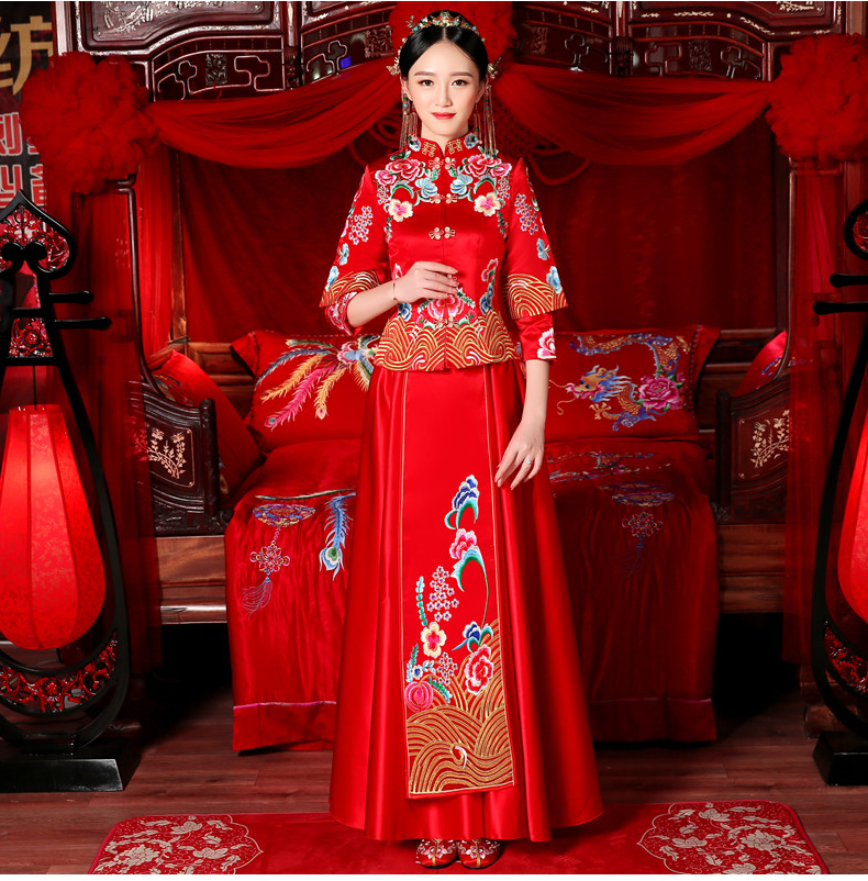 花團(tuán)錦簇中式禮服，新娘結(jié)婚禮服
