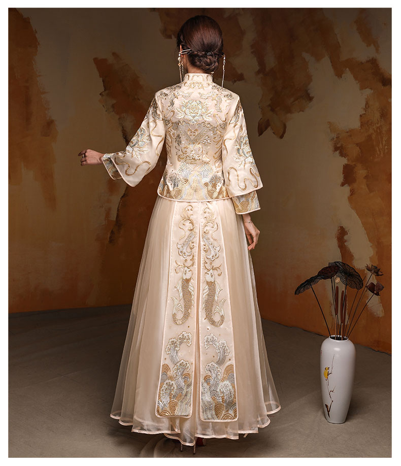 淡黃色中國(guó)風(fēng)中式禮服，新娘結(jié)婚禮服