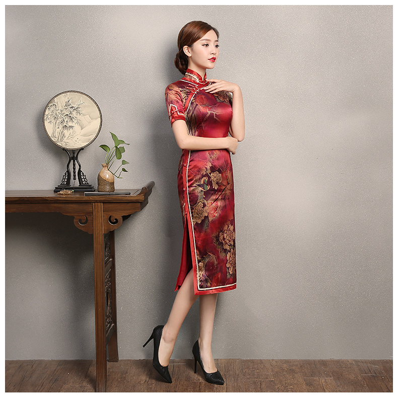 紅色復(fù)古風(fēng)情旗袍，短袖印花旗袍裙